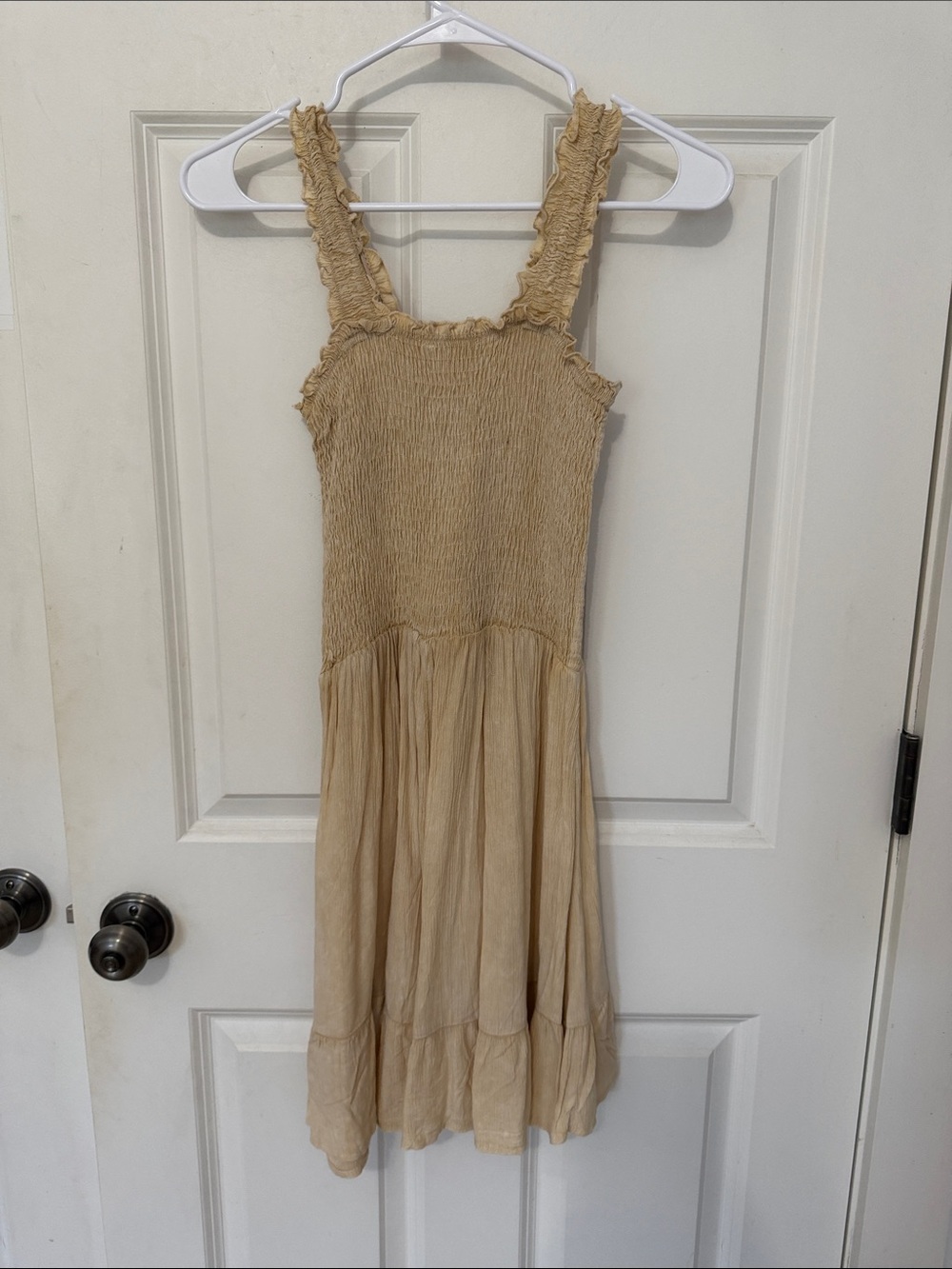 Kiwi & punch Beige Ruffled Smocked Midi Dress Size Small beige coastal chic - Picture 4 of 6